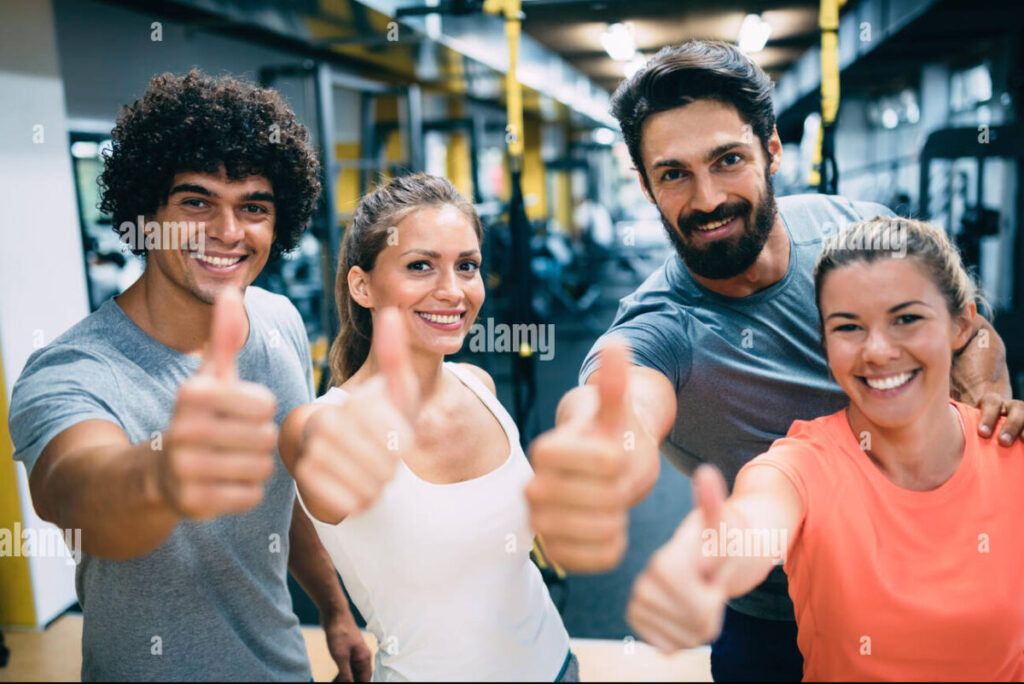 portrait-of-cheerful-fitness-team-in-gym-KGG0HJ Das Team von OptiFit in St. Egidien - Experten für persönliche Betreuung